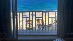 Ein Balkon mit Blick auf den Ozean und einen Strand.