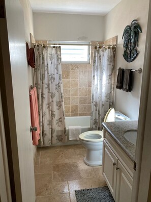Ensemble douche/baignoire, sèche-cheveux, serviettes fournies