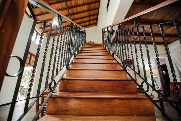 المنشأة من الداخل