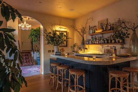 Bar (en la propiedad). Villa Mara Carmel