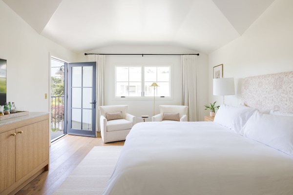 Premium Room, 1 King Bed, Balcony | Minibar, in-room safe, blackout curtains, soundproofing