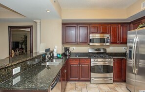 Microondas, lavavajillas, cafetera y tetera y utensilios de cocina 