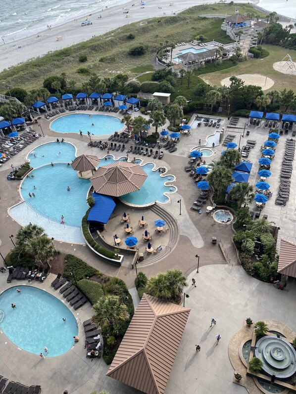 Alberca techada y alberca al aire libre