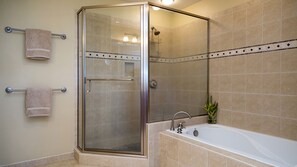 Badewanne, Whirlpool, Haartrockner, Handtücher