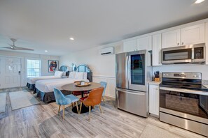 GroĂer KĂŒhlschrank, Mikrowelle, Wasserkocher mit Kaffee-/Teezubehör