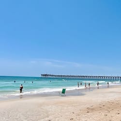 Ubicación cercana a la playa y servicio de transporte a la playa