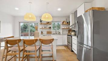 Kylskåp, mikrovågsugn, ugn och spishäll