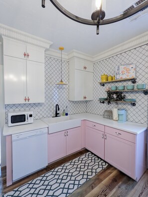 Réfrigérateur, micro-ondes, four, plaque de cuisson