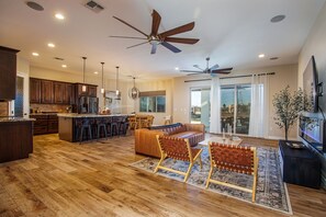 TV, stereo - Desert Oasis a McCulloch Pool Home (Lake Havasu City)