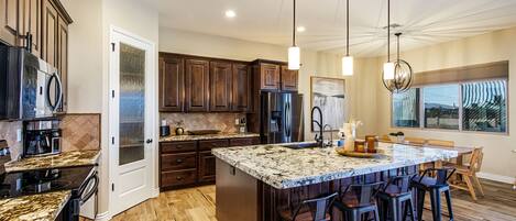 雪櫃、微波爐、焗爐、爐具