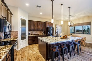 Fridge, microwave, oven, stovetop - Desert Oasis a McCulloch Pool Home (Lake Havasu City)