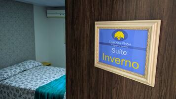 Un cartello incorniciato su una porta con la scritta 'Chácara Viana Suite Inverno'.