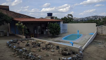 2 kolam renang terbuka