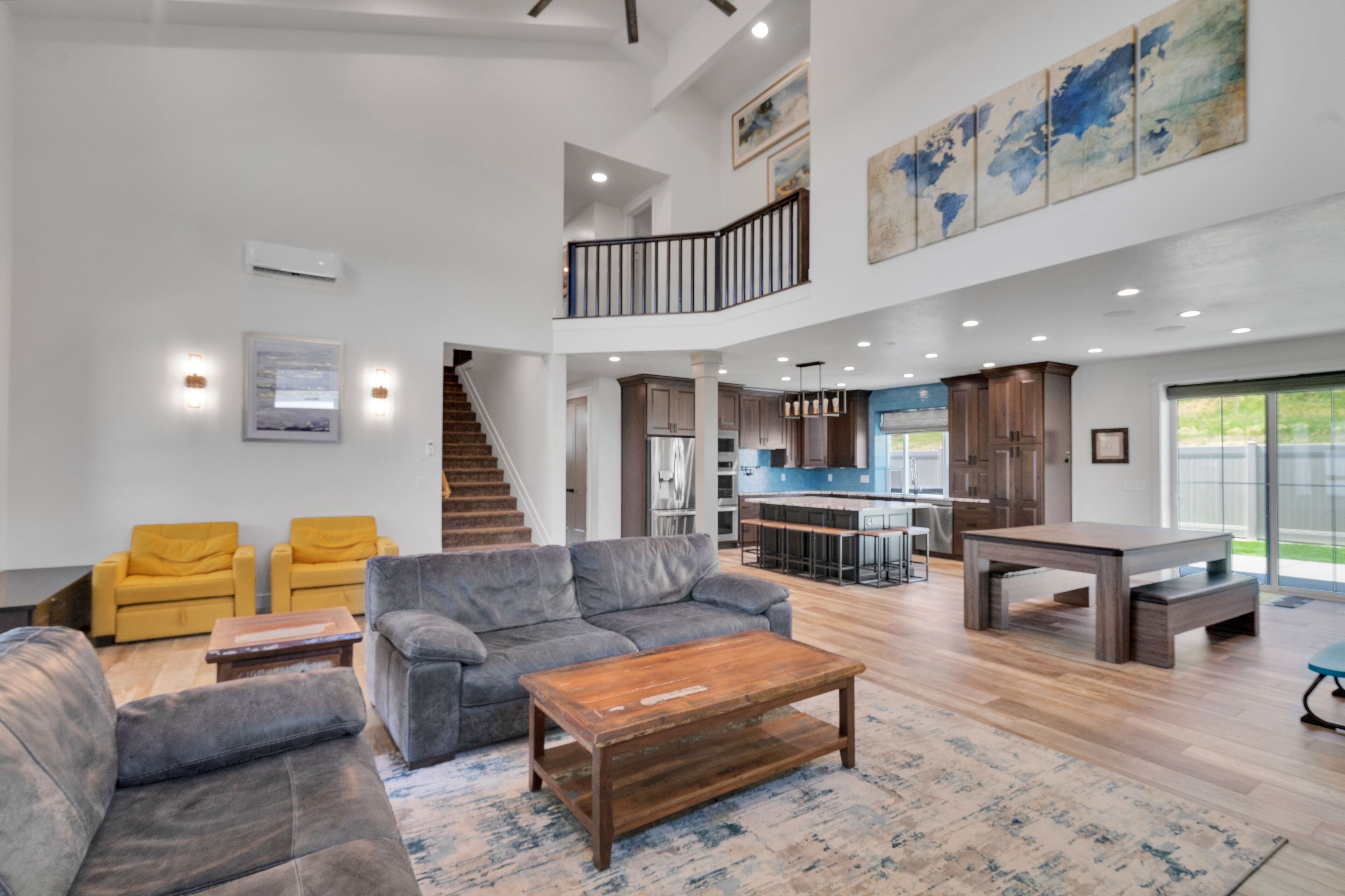 TV connectée, cheminée, table de tennis de table, chaîne hi-fi