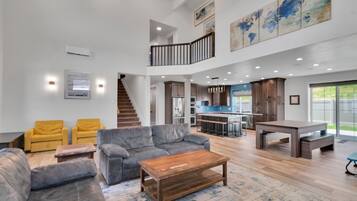 TV connectée, cheminée, table de tennis de table, chaîne hi-fi