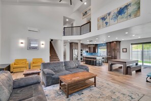 Smart TV, fireplace, ping pong, stereo