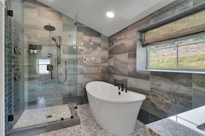 Duschwanne, Haartrockner, Bidet, Handtücher