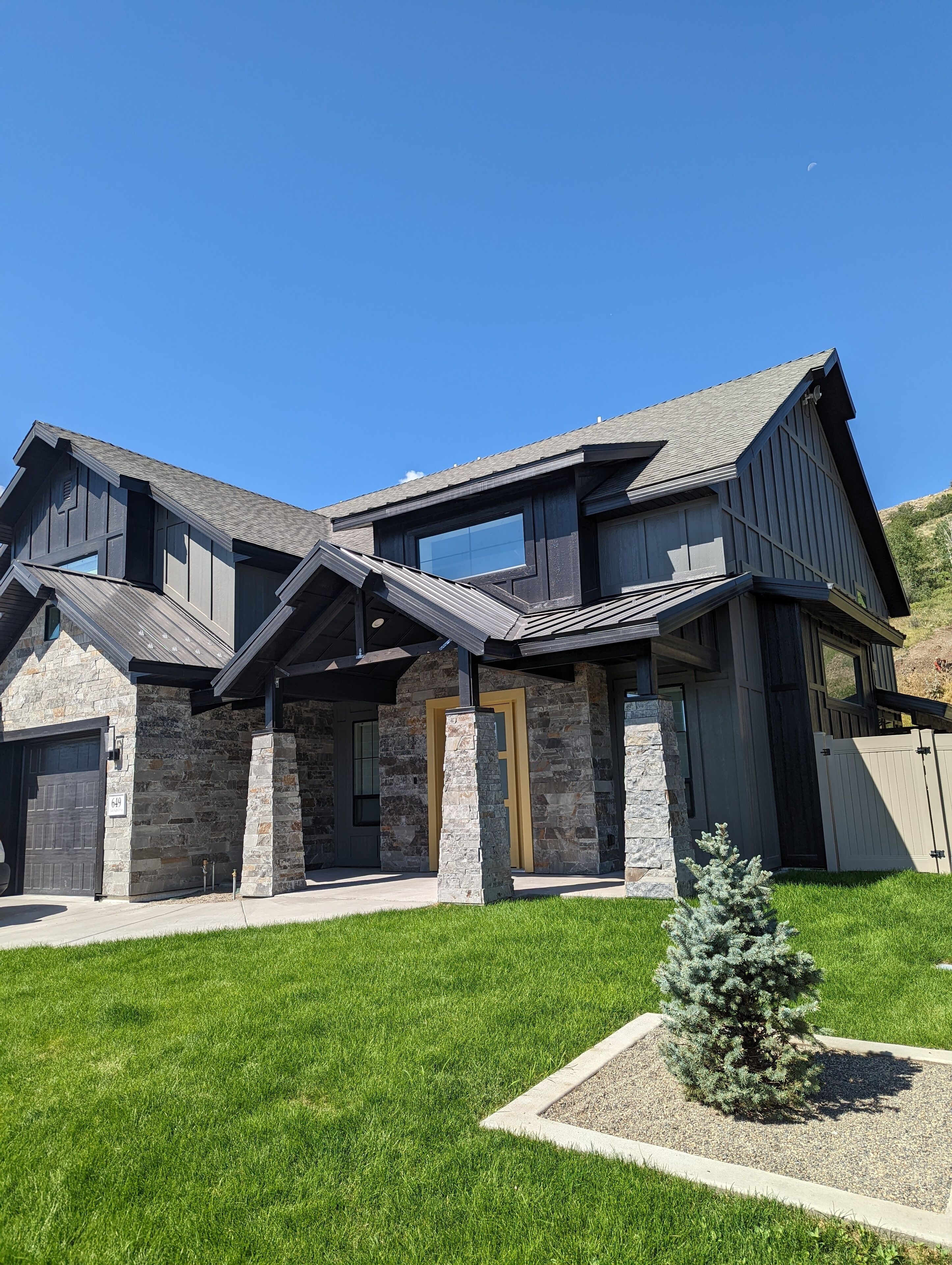 New Spacious Family Friendly Home! Hot Tub, Play Room, Pebble Ice, Pool Table!  