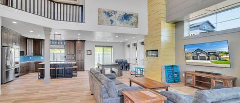 Smart-tv, eldstad, ett bordtennisbord och en stereo