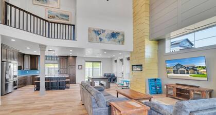 New Spacious Family Friendly Home! Hot Tub, Play Room, Pebble Ice, Pool Table!