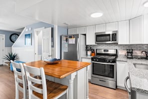 Condo, 2 Bedrooms (132) | Private kitchen | Full-size fridge, microwave, oven, stovetop