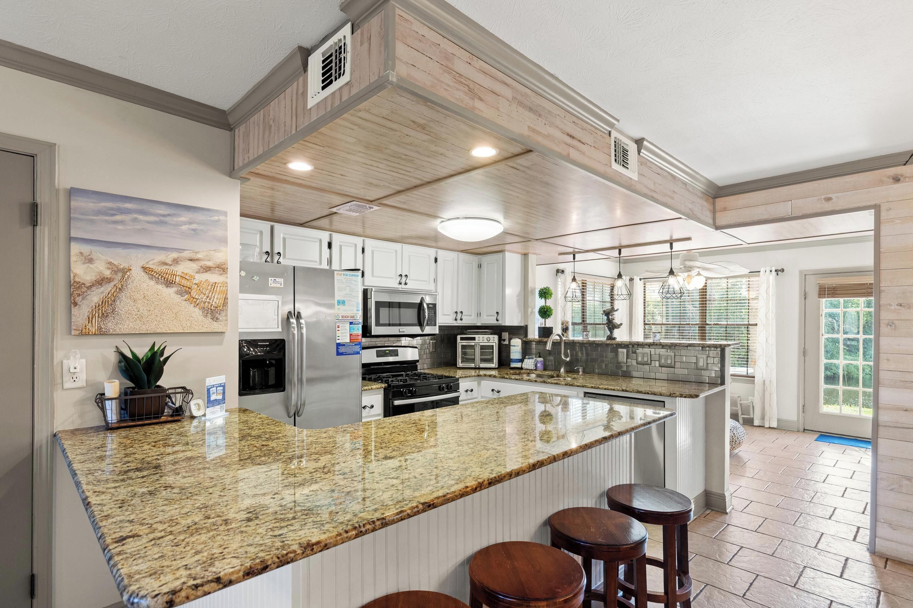 Condo, 3 Bedrooms, Lake View (100) | Private kitchen | Full-size fridge, microwave, oven, stovetop