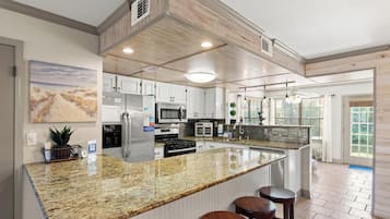 Condo, 3 Bedrooms, Lake View (100) | Private kitchen | Full-size fridge, microwave, oven, stovetop