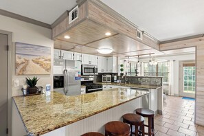 Appartement, 3 slaapkamers, uitzicht op meer (100) | Privékeuken | Een koelkast/vriezer, een magnetron, een oven, een kookplaat