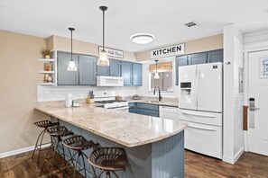Condo, 3 Bedrooms | Private kitchen | Full-size fridge, microwave, oven, stovetop