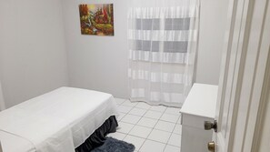 3 habitaciones, tabla de planchar con plancha, wifi y ropa de cama 