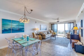 Apartment, 3 Schlafzimmer, Meerblick (508) | Wohnbereich | Fernseher