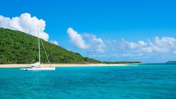Plage, chaises longues, serviettes de plage