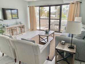 Smart TV - Oceanfront, Remodeled 2BR- 2 King Size Beds / 2BA Condo at Ocean's View (Christiansted)