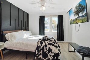 3 عدّة غرف نوم ومكتب وواي فاي مجانًا وملاءات أسرّة