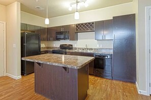 Kühlschrank, Mikrowelle, Herdplatte, Geschirrspüler