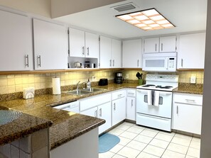 ثلاجة، ميكروويف، فرن، موقد طهي مسطح