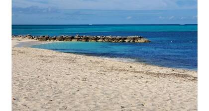 Elegance & Grace in Nassau contemporary beauty