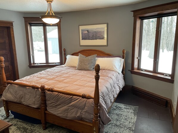 4 bedrooms, desk, iron/ironing board, free WiFi