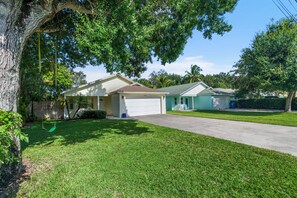 Exterior - Backyard retreat with BBQ Patio & game room (Jupiter)