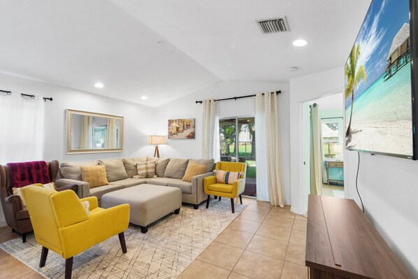 Smart TV, foosball, table tennis, books - Backyard retreat with BBQ Patio & game room (Jupiter)