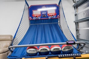 Game room - Backyard retreat with BBQ Patio & game room (Jupiter)