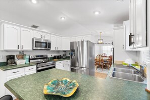 Fridge, microwave, oven, stovetop - Backyard retreat with BBQ Patio & game room (Jupiter)