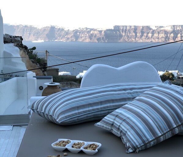 Exterior - Marann cave (Santorini)