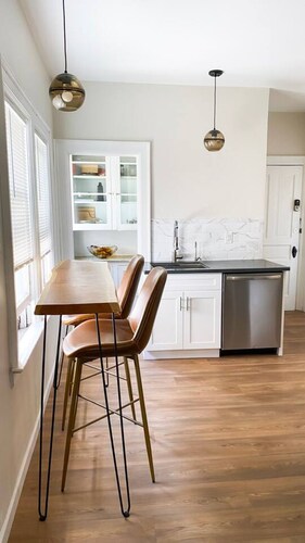 Elmwood Village 2BR Apt •Sleeps 8• Walk to Dining
