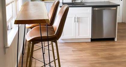 Elmwood Village 2BR Apt •Sleeps 8• Walk to Dining