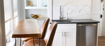 Elmwood Village 2BR Apt •Sleeps 8• Walk to Dining