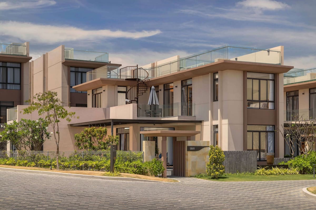 3 bedrooms, premium bedding, minibar, desk