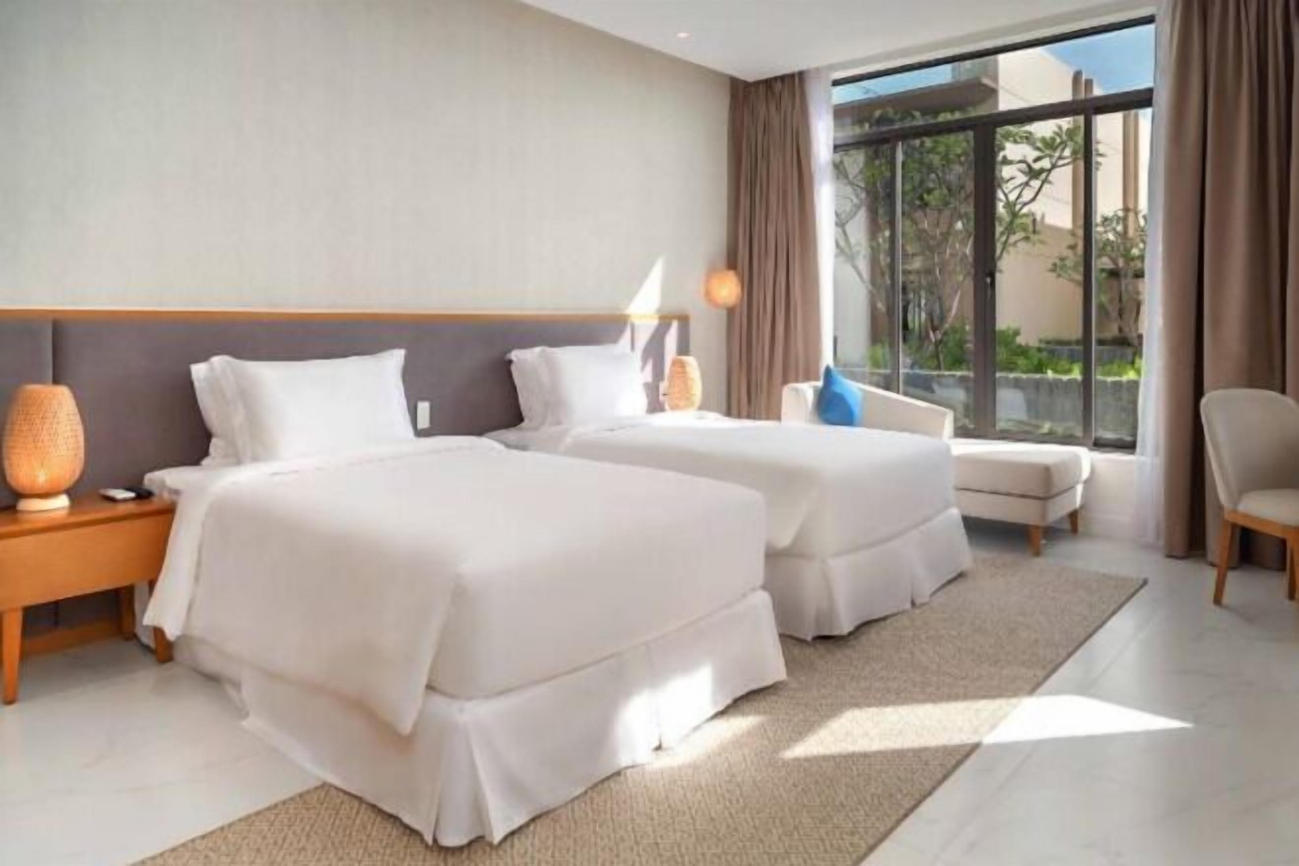 Bộ đồ giường cao cấp, minibar, bàn 