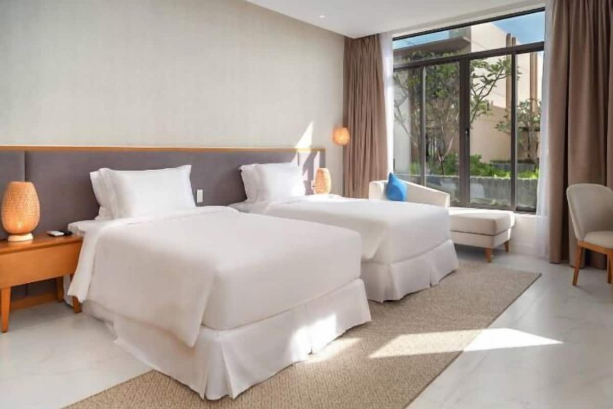 Roupas de cama premium, frigobar, escrivaninha