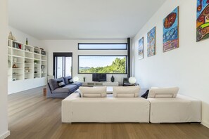 Smart TV, tenis de mesa, libros y estéreo 